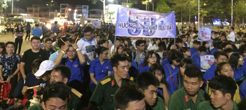 Sinh viên Khoa TP-MT-ĐD tham gia hưởng ứng giờ trái đất năm 2016